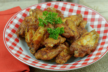 pilons de poulet marinés dans une assiette