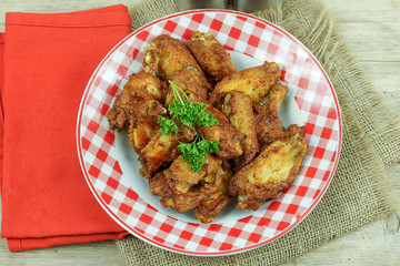 pilons de poulet marinés dans une assiette