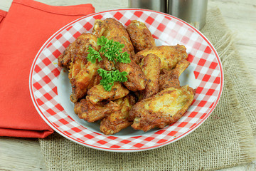 pilons de poulet marinés dans une assiette