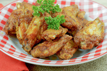 pilons de poulet marinés dans une assiette