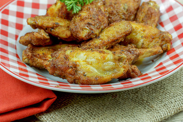 pilons de poulet marinés dans une assiette