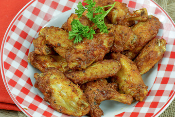 pilons de poulet marinés dans une assiette