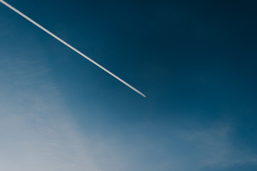 La scia di un aereo in cielo