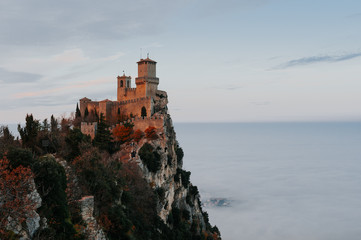 Fototapeta na wymiar Panorama sulla Guaita, la prima torre di San Marino - versione orizzontale