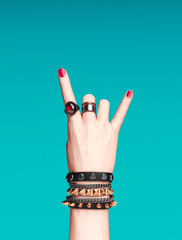 Rock-Handzeichen, weibliche Hand-Punk-Rock-Geste mit goldenen Armbändern und Fingerringen isoliert, kreatives Kunst-Protest-Banner, Mode-Hipster-Accessoires, 3D-Rendering © vpanteon