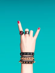 Rock-Handzeichen, weibliche Hand-Punk-Rock-Geste mit goldenen Armbändern und Fingerringen isoliert, kreatives Kunst-Protest-Banner, Mode-Hipster-Accessoires, 3D-Rendering © vpanteon