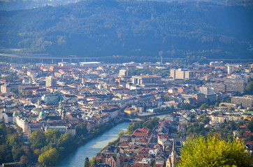 ノルトケッテ　フンガーブルクから見下ろすインスブルックの街並みとイン川（オーストリア　チロル州　インスブルック）