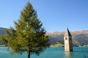 南チロル　クローン・ヴェノスタにあるレジア湖の鐘楼（イタリア　トレンティーノ＝アルト・アディジェ州／南チロル州）