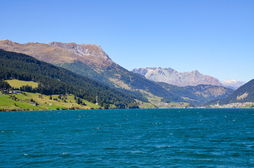 Fototapeta na wymiar 南チロル　クローン・ヴェノスタにある湖　レジア湖（イタリア　トレンティーノ＝アルト・アディジェ州／南チロル州）