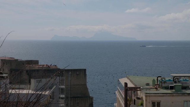 Isla de Capri y Castel dell'Ovo de N&aacute;poles. Campania, Italia, Europa.