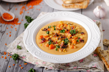 Carrot lentils cream with bacon