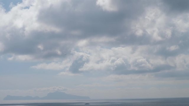 P&aacute;jaros y paisaje de la Isla de Capri, Golfo de N&aacute;poles, Campania, Italia, Europa.