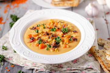 Carrot lentils cream with bacon