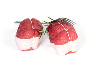 paupiettes de boeuf crues sur fond blanc