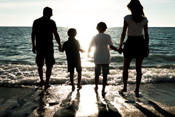 famiglia su spiaggia