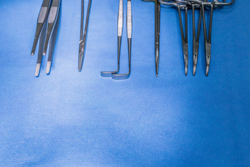 Material quirúrgico sobre mesa de quirófano estéril preparado para operar en laparotomia abierta - obrazy, fototapety, plakaty