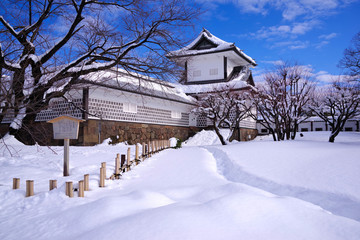 雪に覆われた金沢城
