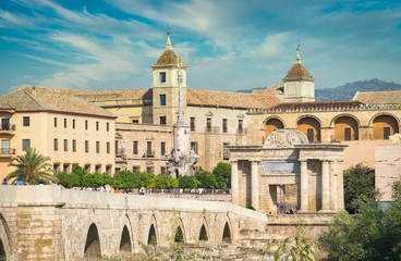 Obraz premium Puente romano , Arco del Triunfo y Obispado de Córdoba