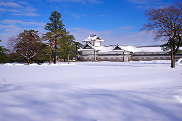 雪に覆われた金沢城