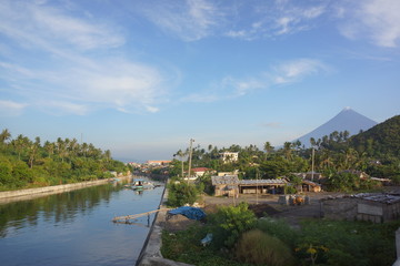 Fototapeta premium legazpi city river