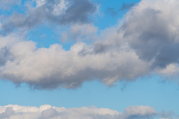 Blauer Himmel mit Wolkenformationen