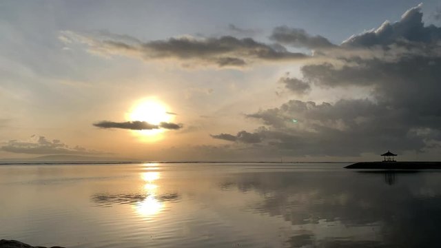 バリ島サヌールから見る日の出と朝焼け タイムラプス（Sunrise in Bali Sanur Time lapse）