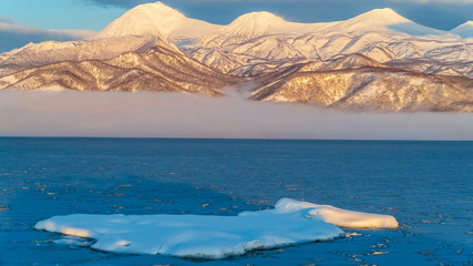 知床連山と流氷 © Yuuki Kobayashi