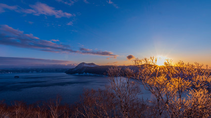 Fototapeta na wymiar 摩周湖の朝　日の出と霧氷