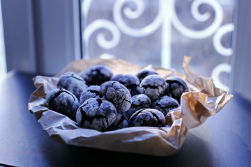  cracked chocolate cookies with powdered sugar