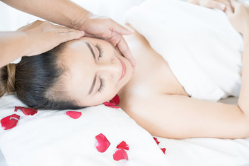 Obraz na płótnie Canvas Head massage spa helps to relax. Asian woman receiving head massage in spa wellness center.