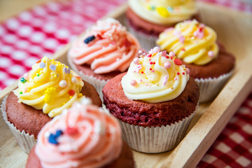 Red velvet cupcakes mit Buttercream Topping und Sprinkles