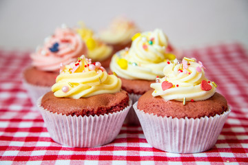 Red velvet cupcakes mit Buttercream Topping und Sprinkles