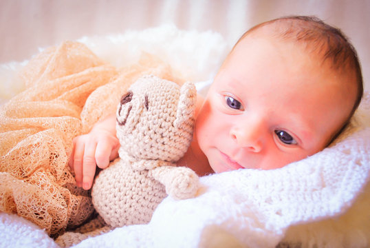 Bebe newborn con coito de peluche despierto