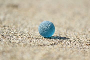 Fototapeta na wymiar 砂浜で見つけたビー玉