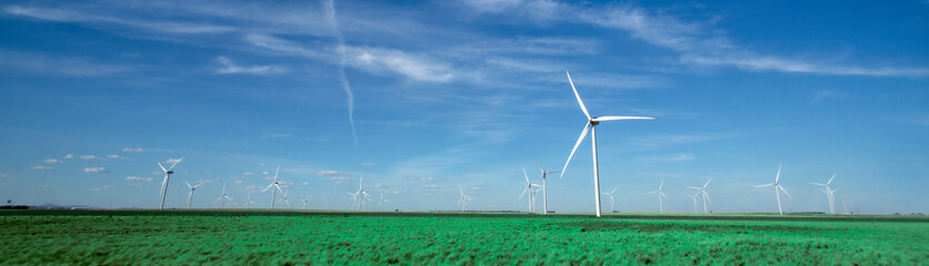 Molino eolico, energia renovable, verde campo © Leo