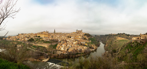 Fototapeta na wymiar Panoramica de la ciudad de Toledo 