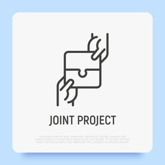 Joint project thin line icon. Teamwork, business cooperation, collaboration. Two hands hold pieces of puzzle. Successful partnership. Modern vector illustration.