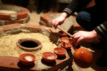 Man pouring wine from qvevri using Orshimo