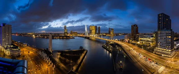 Foto auf Alu-Dibond Rotterdam, Niederlande - 18. Februar 2020: Blick über die Skyline von Rotterdam während der blauen Stunde am Morgen © Jeroen Bukman