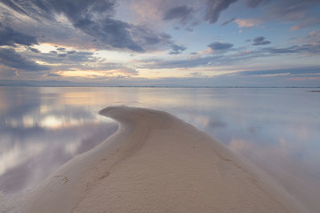 Vista del atardecer con nubes en el bello paraje del delta del río Ebro. Provincia de Tarragona. Cataluña. España
