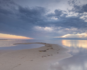 Vista del atardecer con nubes en el bello paraje del delta del río Ebro. Provincia de Tarragona. Cataluña. España