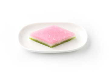 お皿にのせた 菱餅 ひな祭り 日本のお菓子 和菓子 白背景