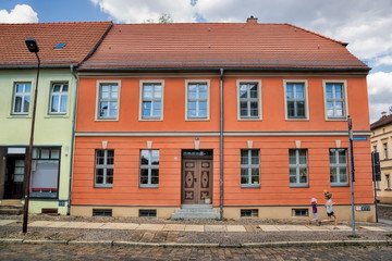 neuruppin, deutschland - saniertes haus in der altstadt