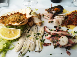 portata e piatto di antipasto caldo di mare 