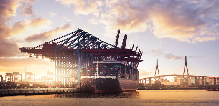 Container Schiff  Hamburg Hafen