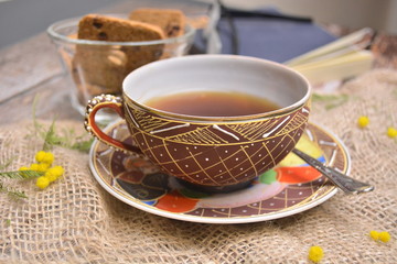 tazza di te nero con biscotti al cioccolato su tavolo di legno