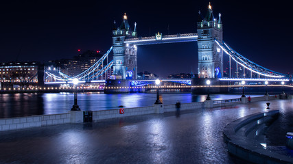 Fototapeta na wymiar tower bridge in London at night