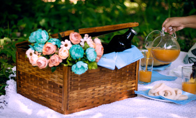 Cesta de piquenique com flores
