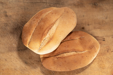 Pan sobre mesa de madera