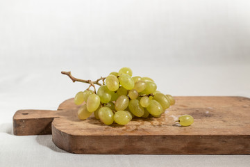 Racimo de uvas en fondo blanco